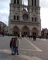 Antonio Miguel y Blas en Pars Notre Dame al fondo