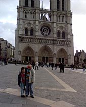 Antonio Miguel y Blas en Pars Notre Dame al fondo