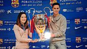 Nano y Ainhoa, con la Champions ganada por el F.C. Barcelona al M.United