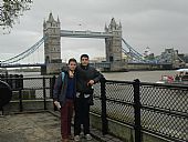 Francisco Jos Ruiz Lobato y Daniel Garca Luque delante del Tower Bridge, en Londres