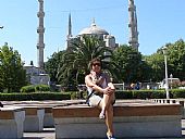 Paqui Asencio delante la Mezquita Azul en Estambul 2011