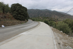 La obra del sendero peatonal en la carretera de Flores avanza a buen ritmo