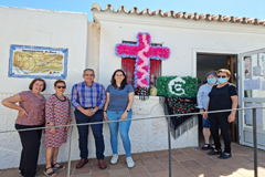 La Asociación “Noche de Luces” instala una Cruz de Mayo en su sede
