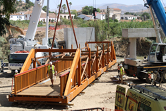 Instalación del primer tramo de puente en la Barriada El Puente