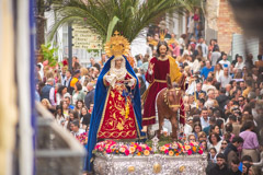 Las calles de lora se llenan de palma y romero