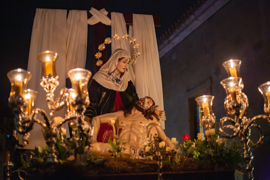 La lluvia protagonista de la noche del Viernes Santo