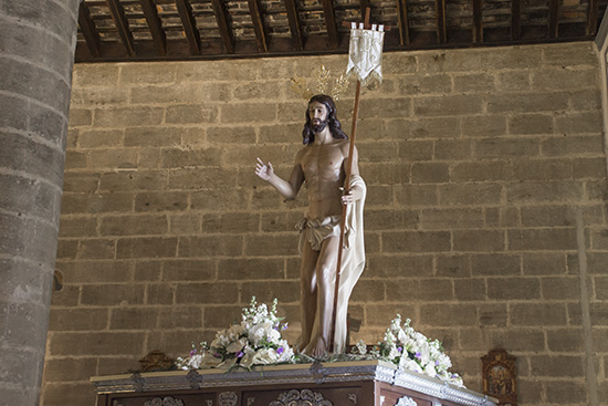 La lluvia impide la salida del Cristo Resucitado