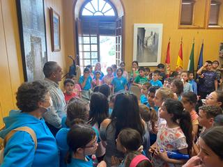 El alcalde recibe al alumnado del Colegio Miguel de Cervantes