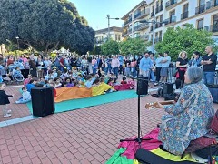 lora sale a la calle para festejar el Da del Libro.