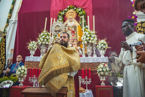 lora celebra la festividad del Corpus Christi