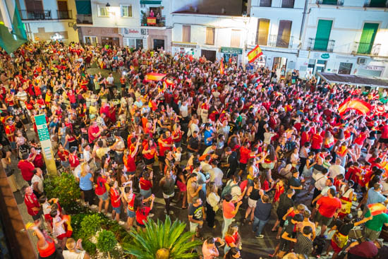 lora vibra con la Roja
