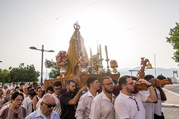 lora acompaa a su Patrona, la Virgen de Flores, hasta la Parroquia.