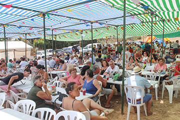 Los vecinos de las Angosturas celebran su tradicional verbena.