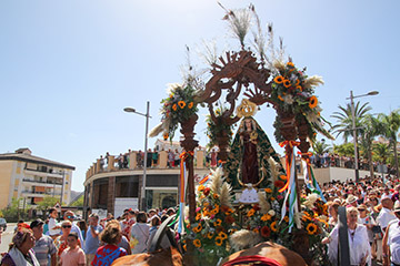 La Virgen de Flores regresa a su convento en el da de la Romera