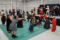 Nios y nias de Bermejo disfrutan de una fantstica fiesta de Halloween
