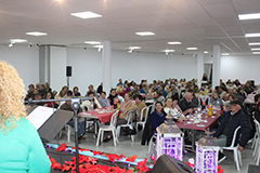 Ms de 200 mayores disfrutan de una merienda navidea en lora