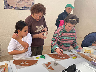 Nios y nias disfrutan aprendiendo en el taller de cermica