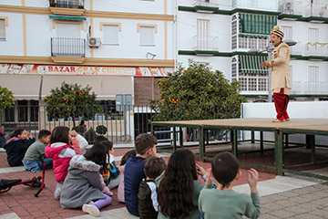 El Paje Real visita el poblado navideo de lora